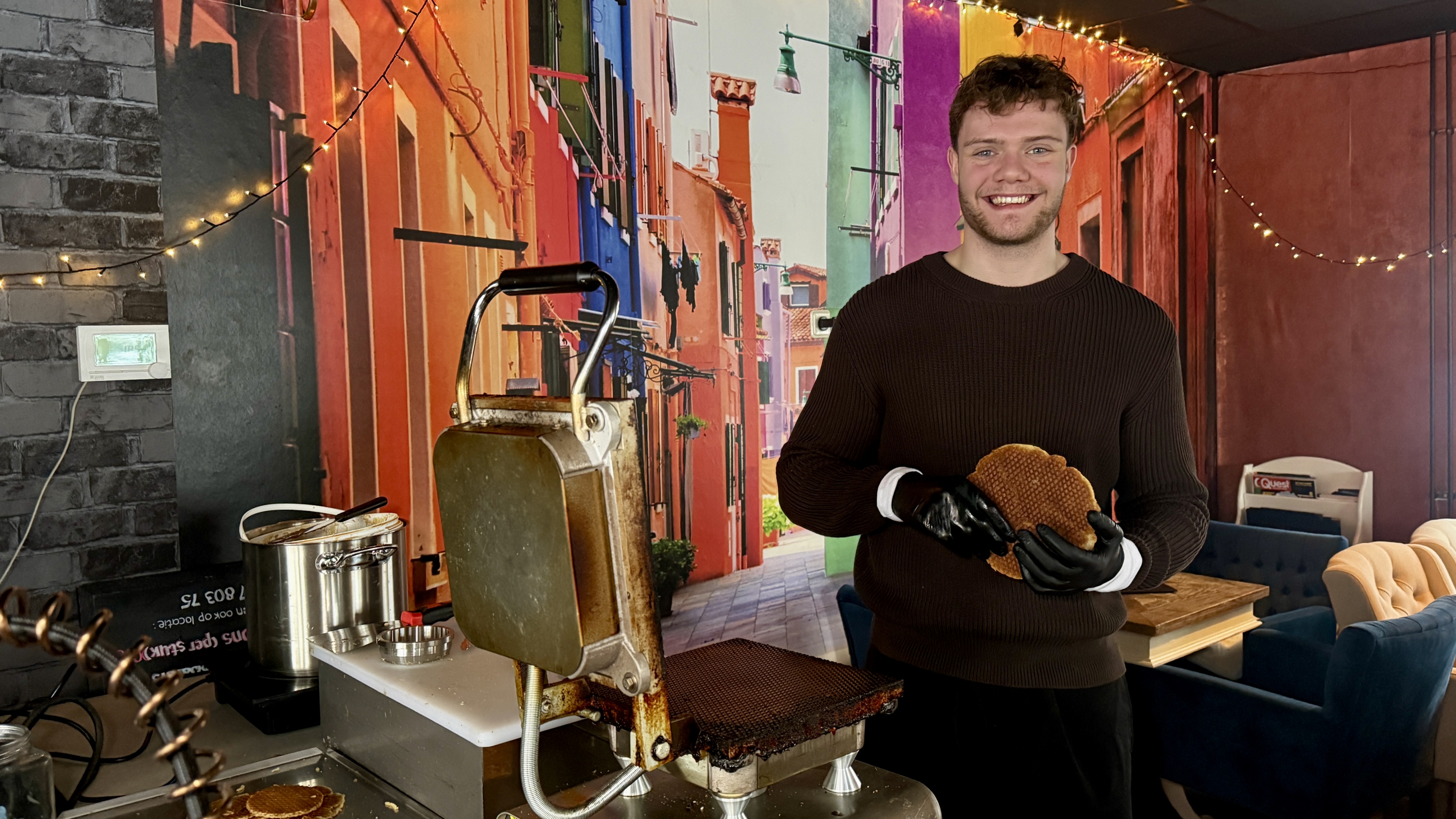 Elzano (19) verdient zijn geld met stroopwafels bakken: ‘Ik mag ze zelf niet eten’