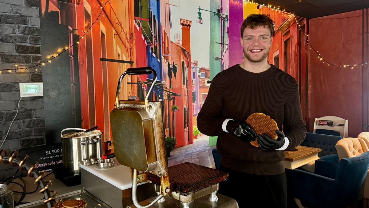Elzano (19) verdient zijn geld met stroopwafels bakken: ‘Ik mag ze zelf niet eten’