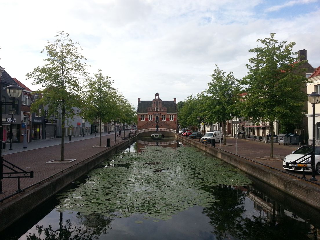 Zicht op het oude raadhuis vanaf de brug. Tweede opstelplaats opstandelingen.