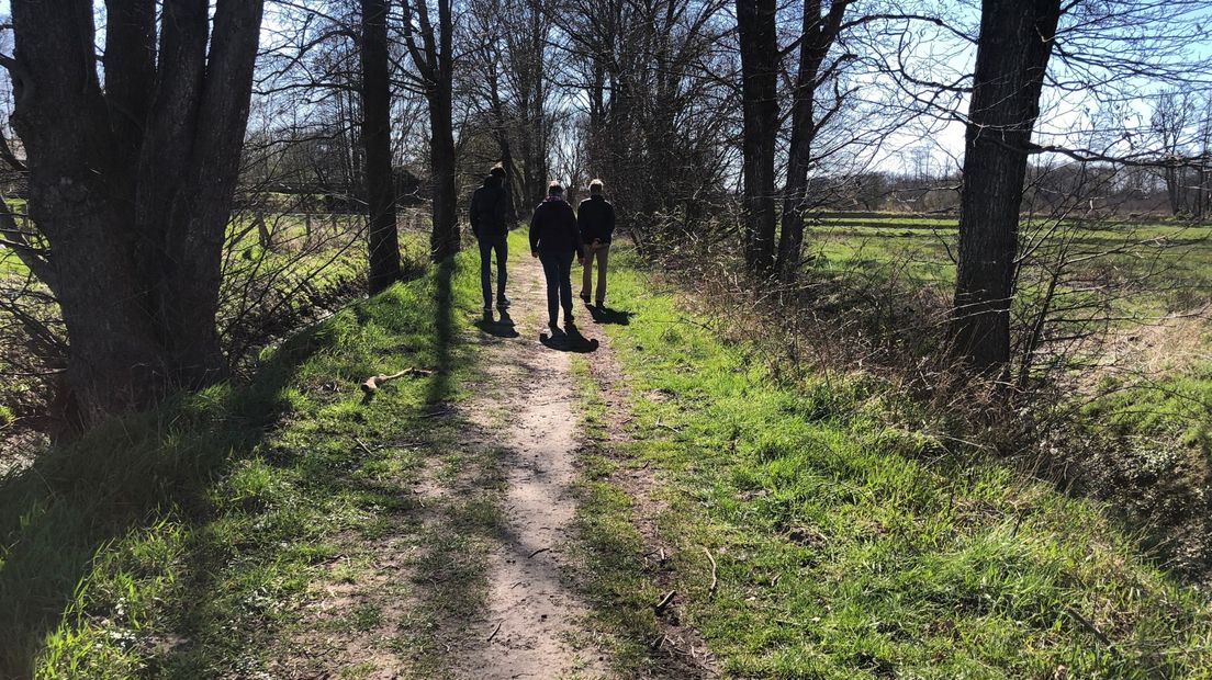 Wandelaars bij het Deurzer Diep (Rechten: Petra Wijnsema/RTV Drenthe)