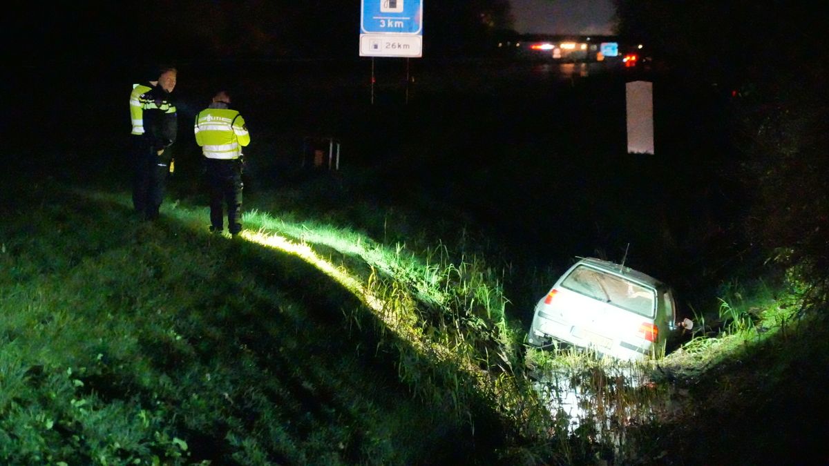 Auto belandt naast afslag van A28 bij Beilen, één inzittende raakt gewond