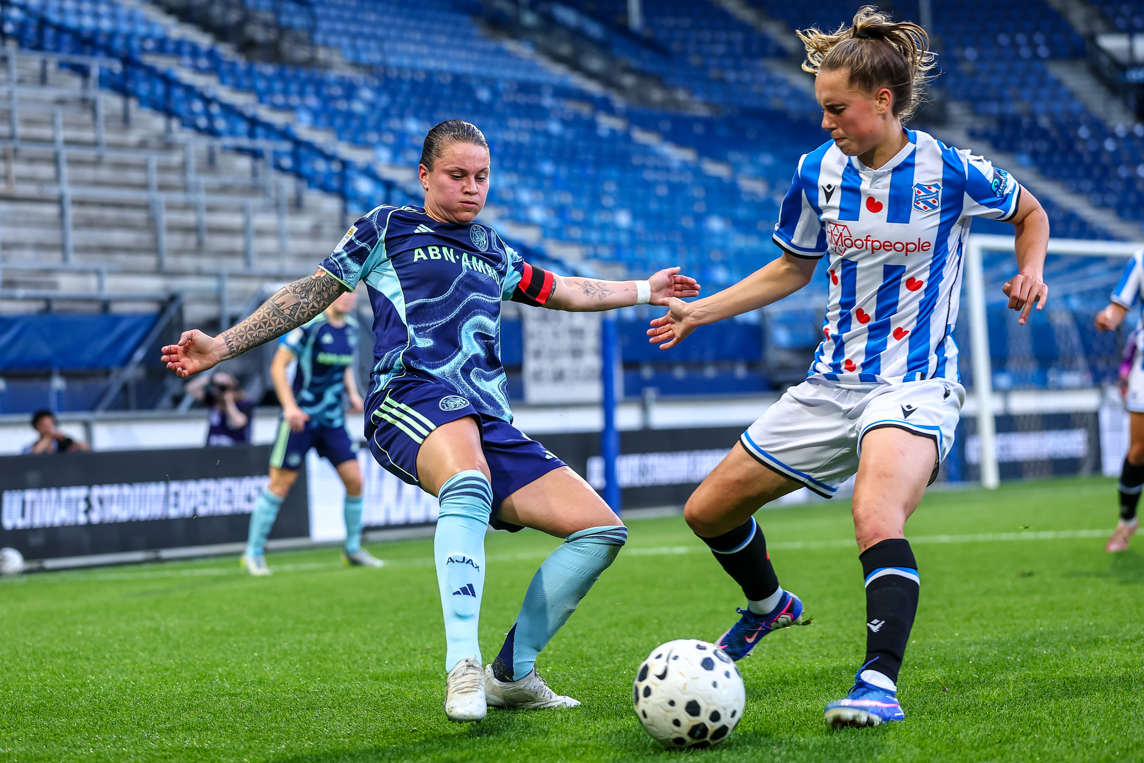 Sherida Spitse van Ajax in duel met Sterre Kroezen van sc Heerenveen