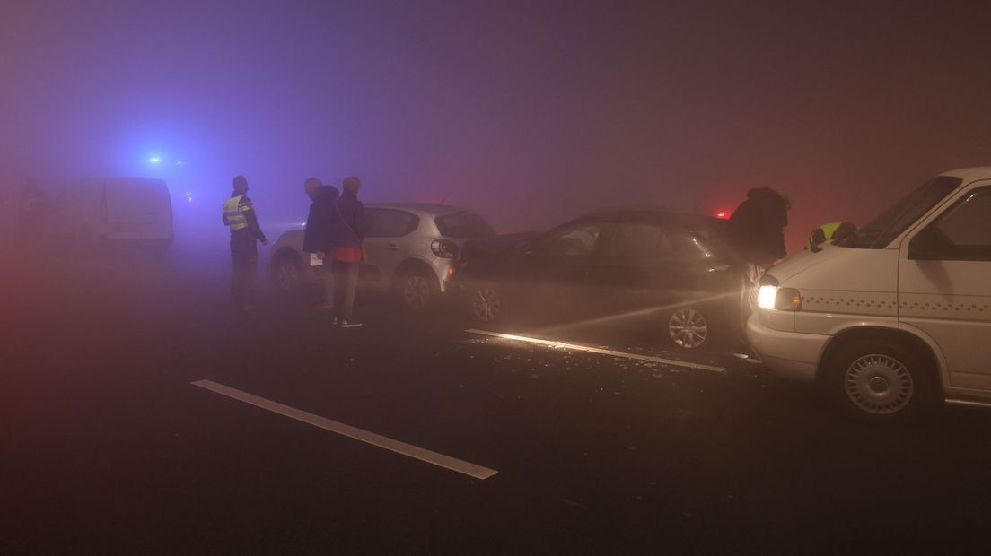 Bij het ongeluk in de mist zijn meerdere auto's betrokken