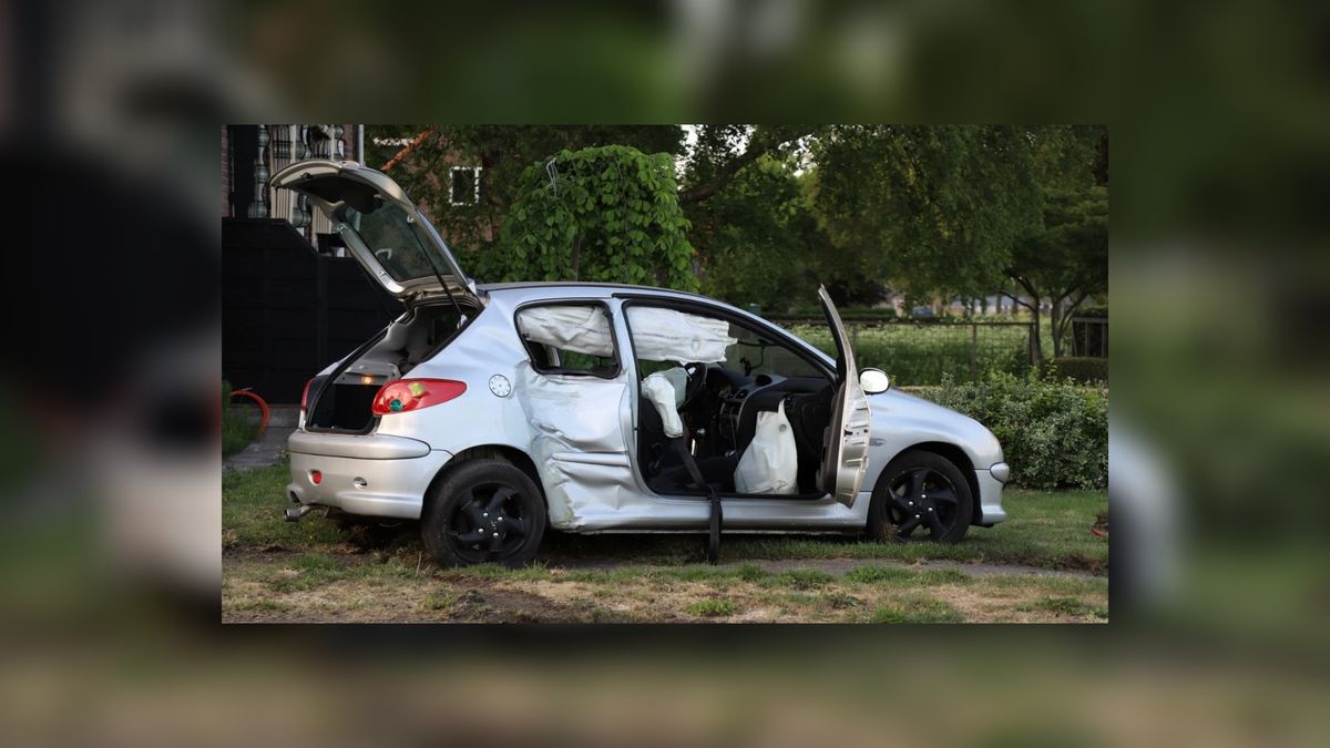 Auto vliegt uit de bocht en belandt in voortuin