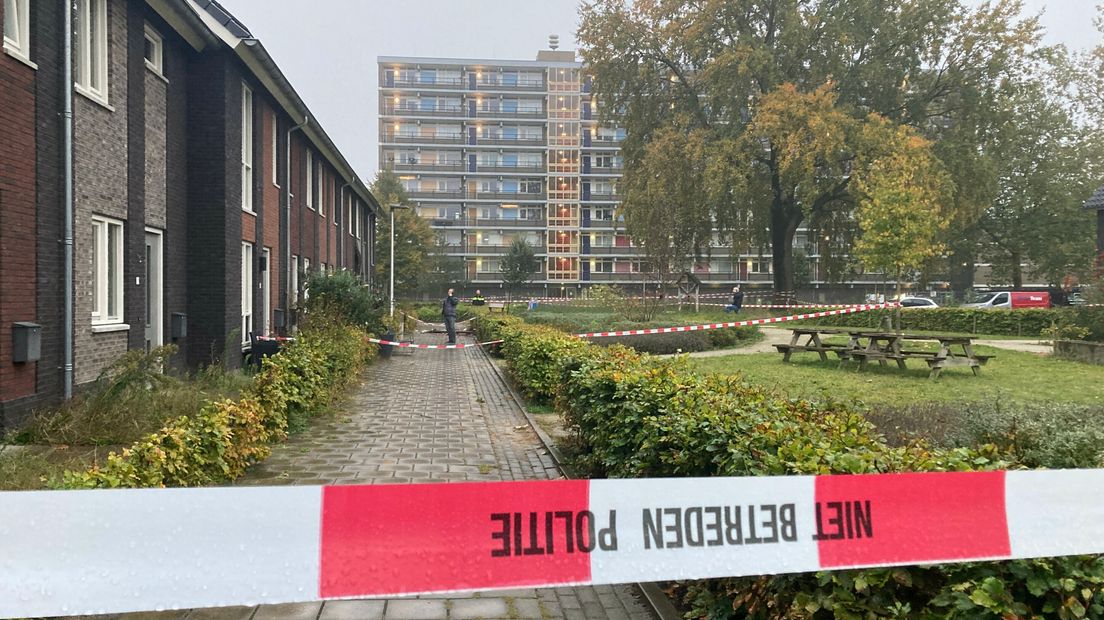 De omgeving rondom de woning is afgezet