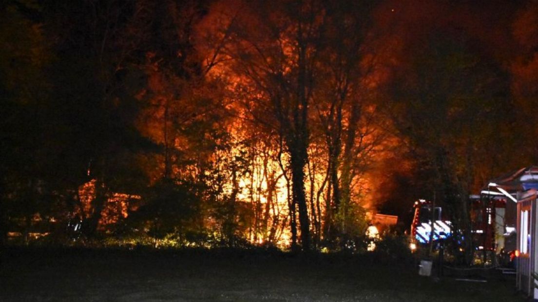 Felle brand legt chalet in de as