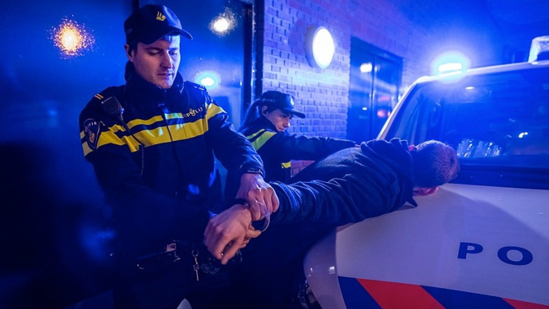 Haagse Politie Lost Waarschuwingsschoten Bij Aanhoudingen In Uithoorn ...