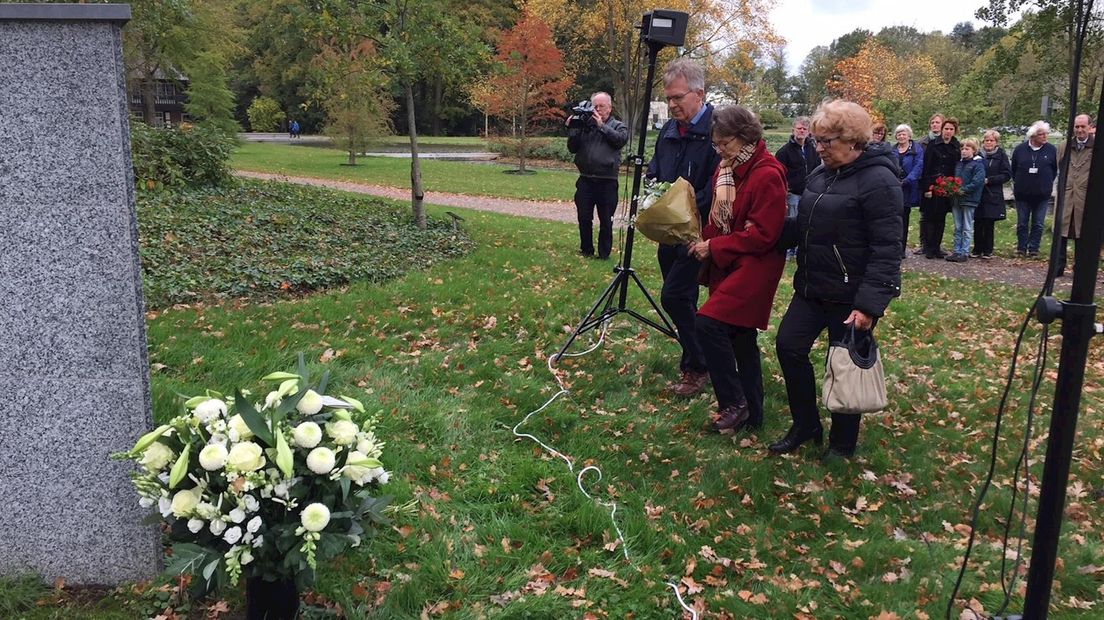 Ook nabestaanden van de zes slachtoffers hebben bloemen meegenomen