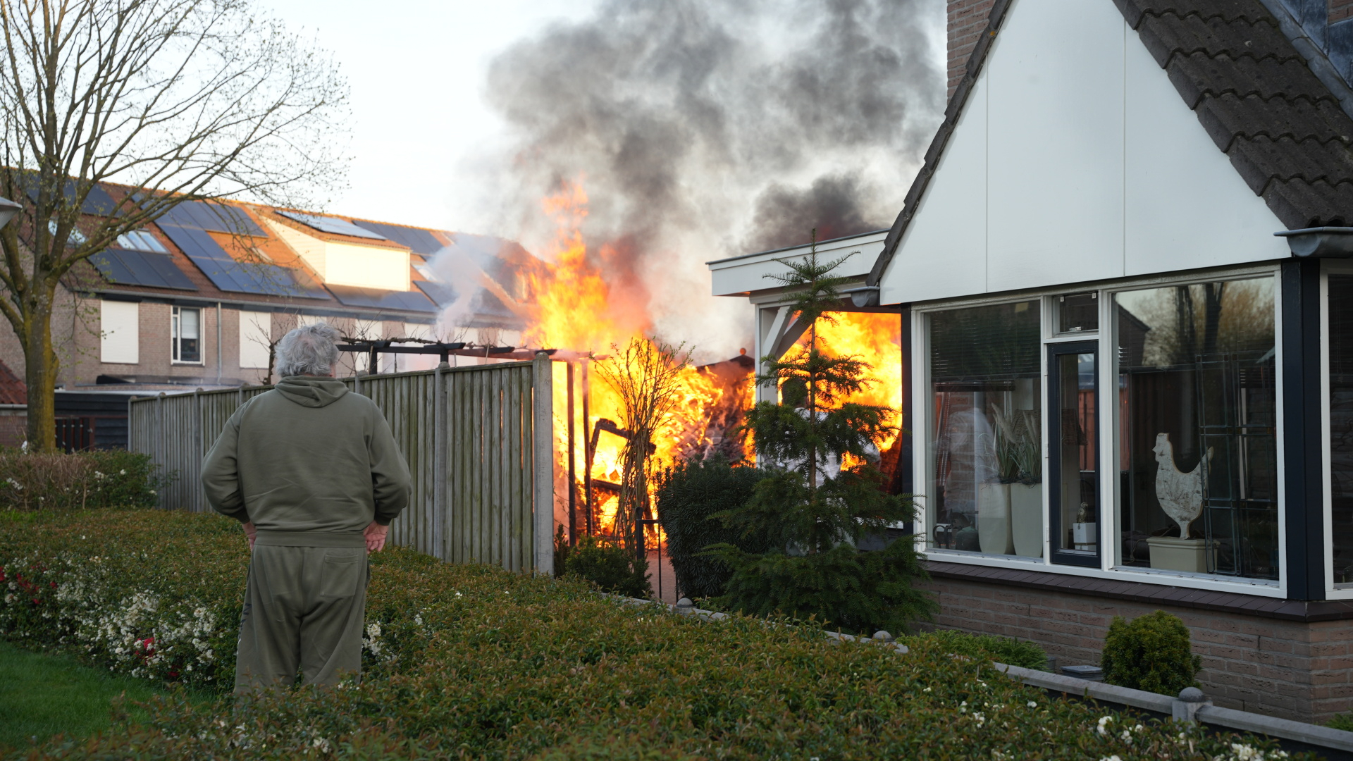 Brandweer rukt uit voor brand in achtertuin Bunschoten