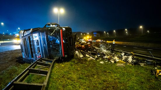 Ravage opruimen na ongeluk met gekantelde vrachtwagen duurt nog uren. Ravage opruimen na ongeluk met gekantelde vrachtwagen duurt nog uren.