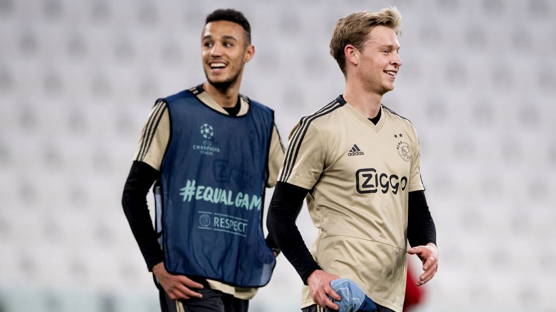 Noussair Mazraoui en Frenkie de Jong als ploegmakkers bij Ajax in 2019