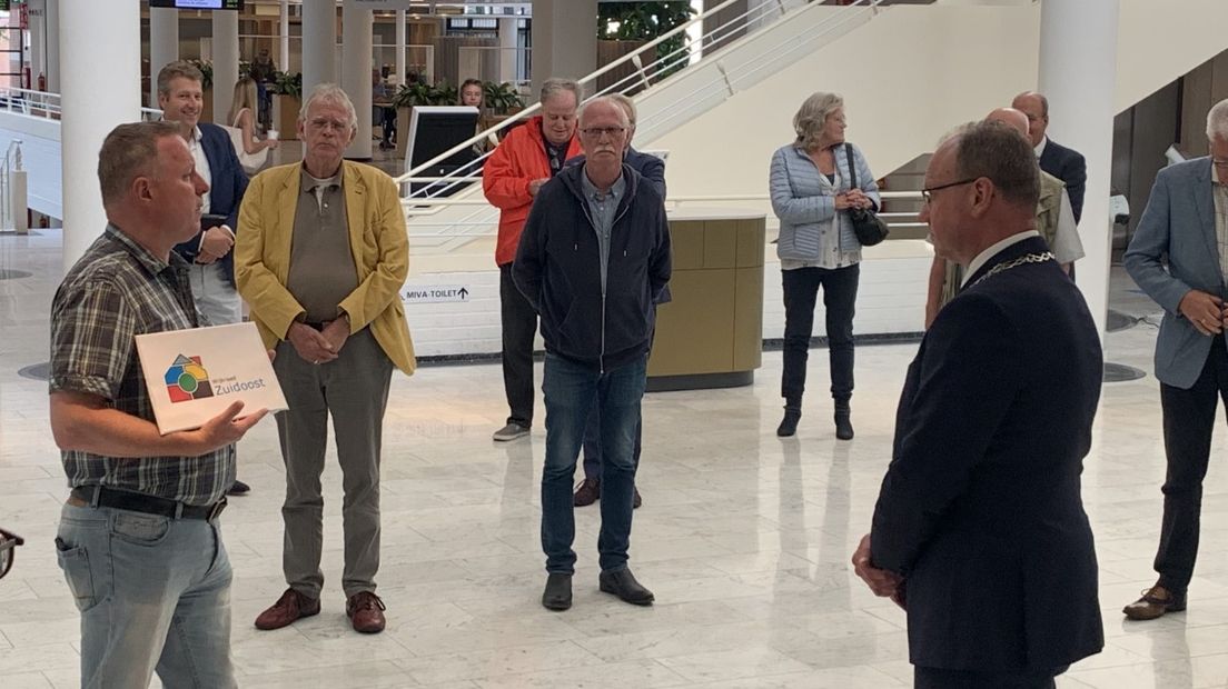 Een petitie door de Wijkraad Zuidoost wordt aangeboden aan burgemeester Heerts.