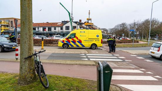 Fietser naar ziekenhuis na botsing op rotonde