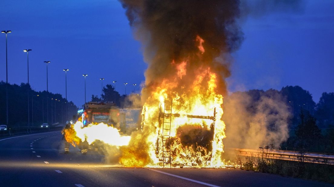 De camper staat volledig in vuur