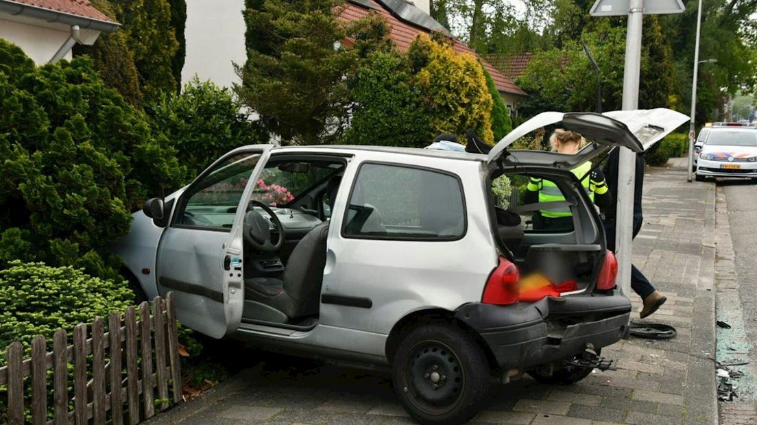 Door de klap belandde de auto in de voortuin van een woning