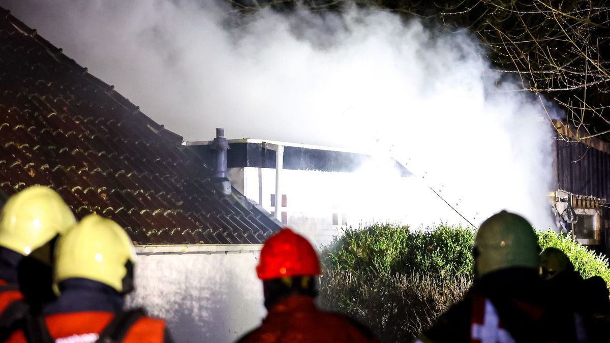 Brandweer uren bezig met brand in bijgebouw Rottevalle