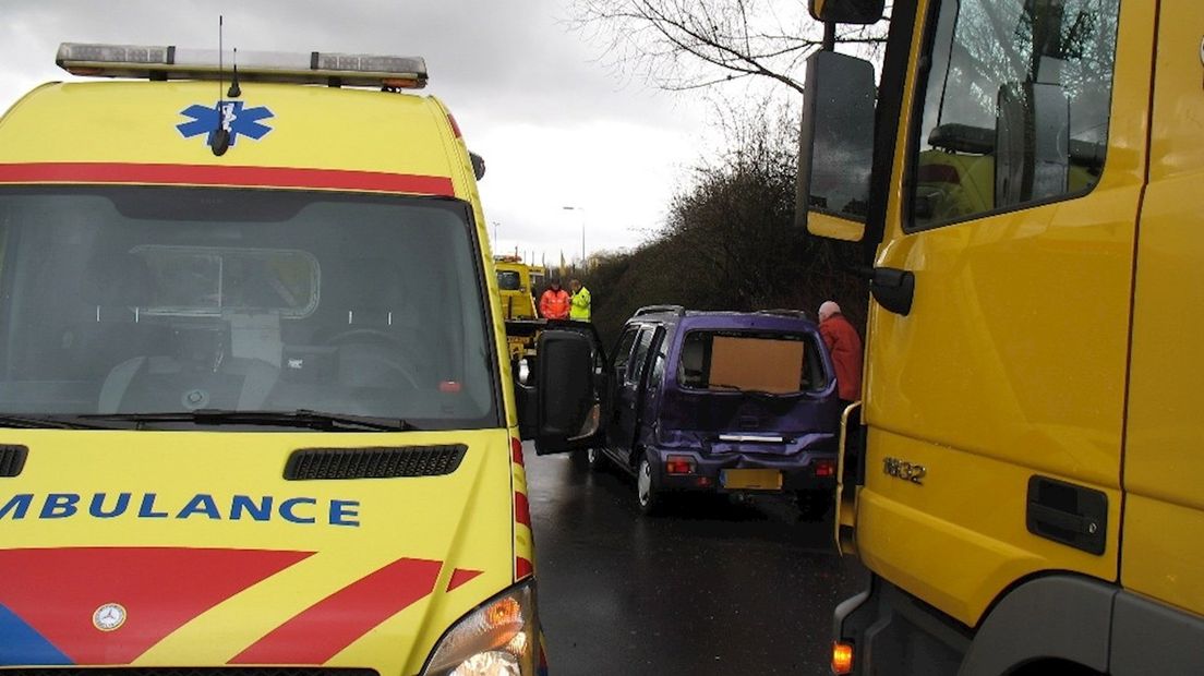 Kettingbotsing na losraken aanhangwagen