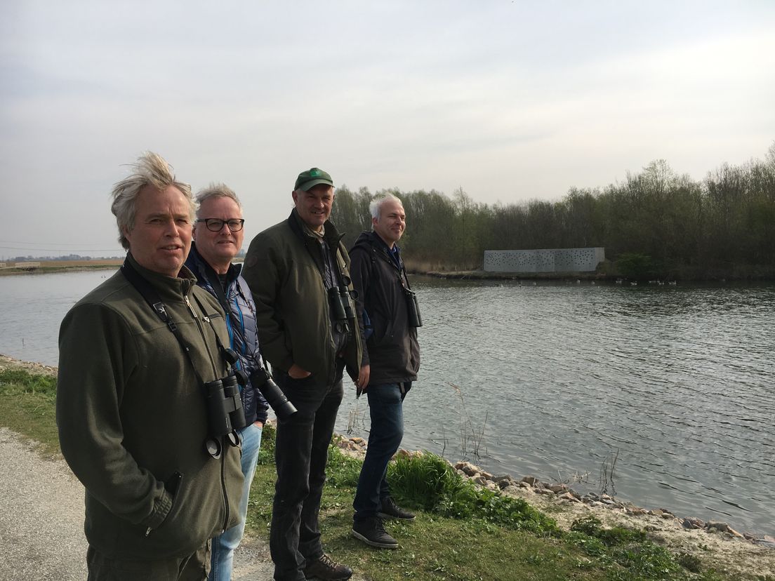 Dick van Stegeren, Erik Rumpff, Hans Sanders en Eric Kortlandt in afwachting van  de oeverzwaluwen.