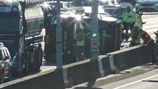 Vrachtwagen gekanteld • buurtbus botst op busje. Vrachtwagen gekanteld • buurtbus botst op busje.