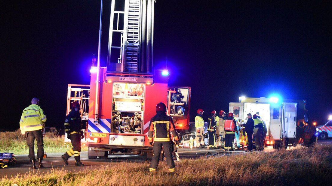 Bij het ongeluk in Valthermond kwamen gisteren twee mensen om het leven (Rechten: De Vries Media)