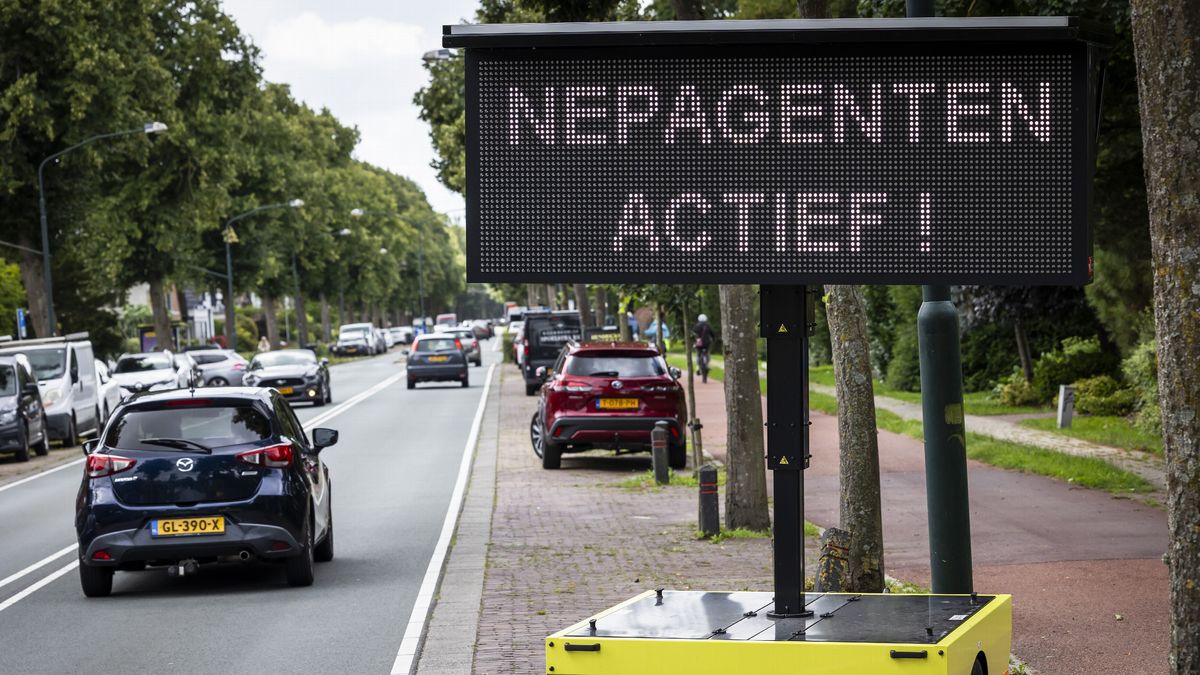 Nepagenten gaan langs de deuren in Assen