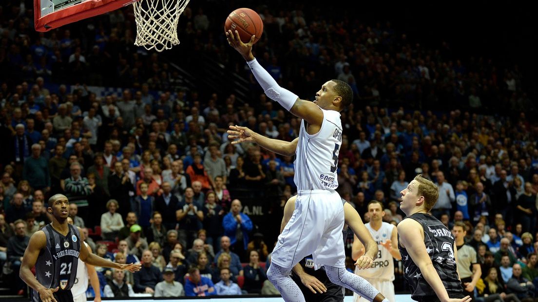 Teddy Gipson in actie namens Donar.