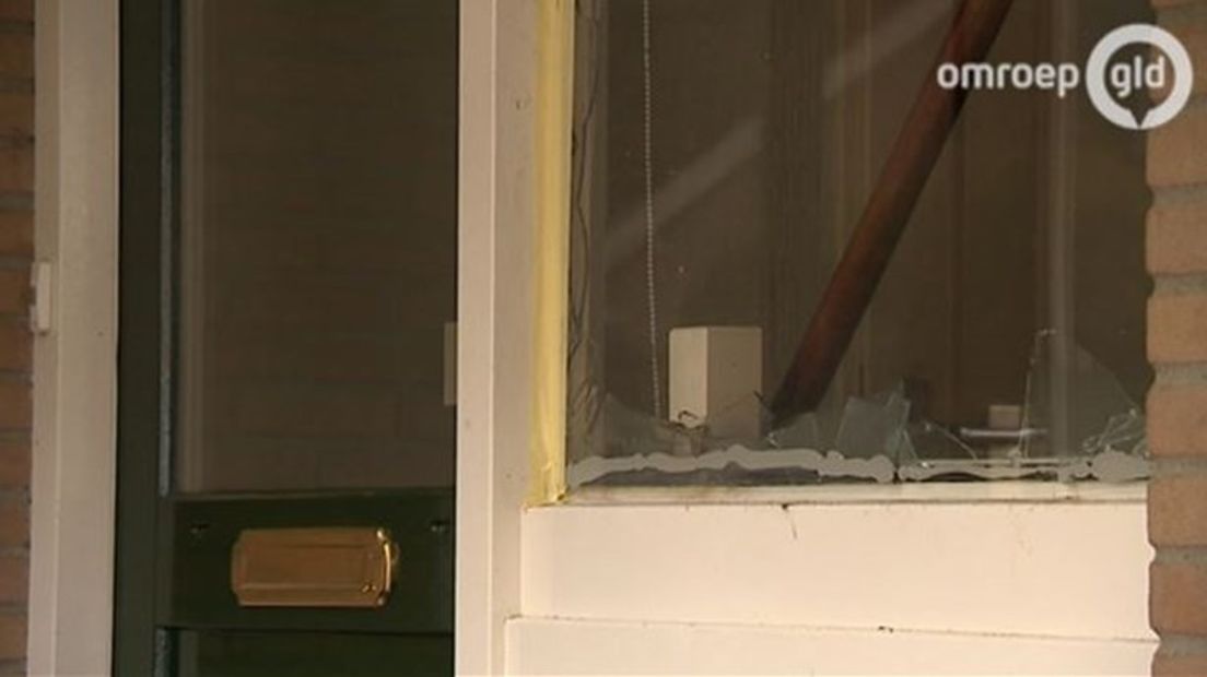 Het raam van de woning na de aanslag.