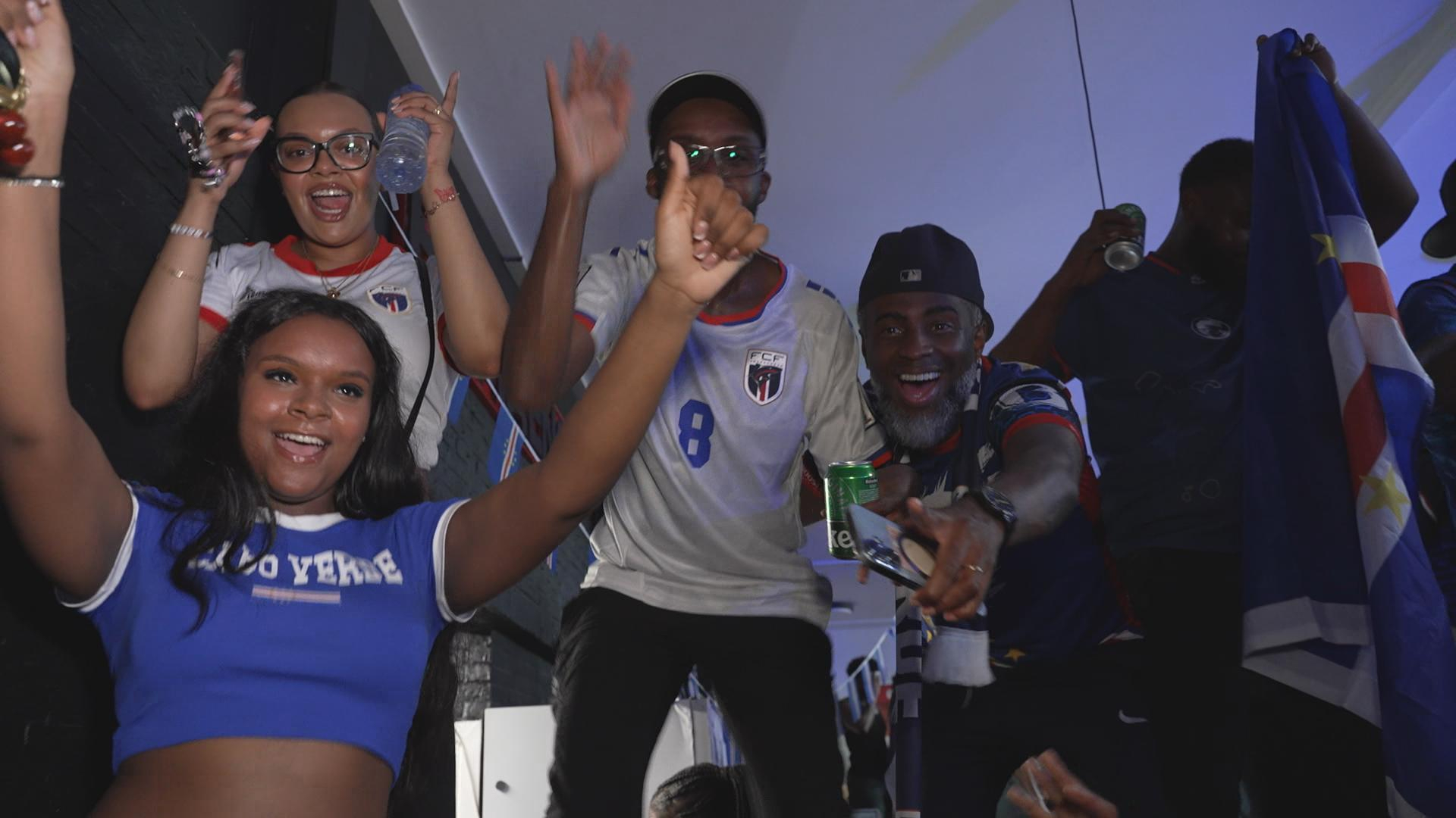 Feest in kantine FC Maense na Kaapverdië-Spanje (0-0)