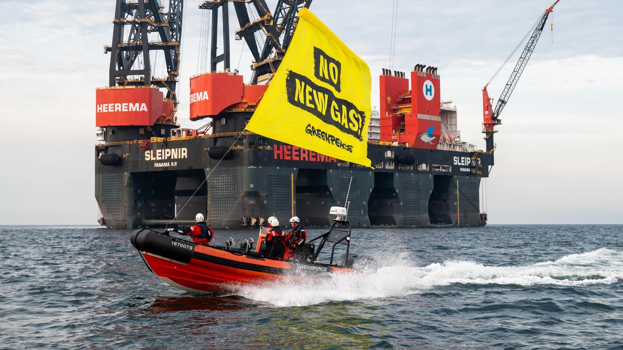 Aksjefierders fan Greenpeace boppe Skiermûntseach