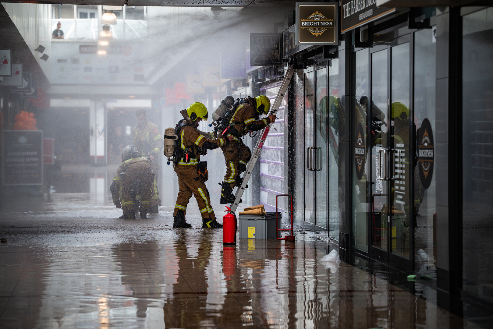 Een brandje in een parkeergarage activeerde de sprinklerinstallatie.