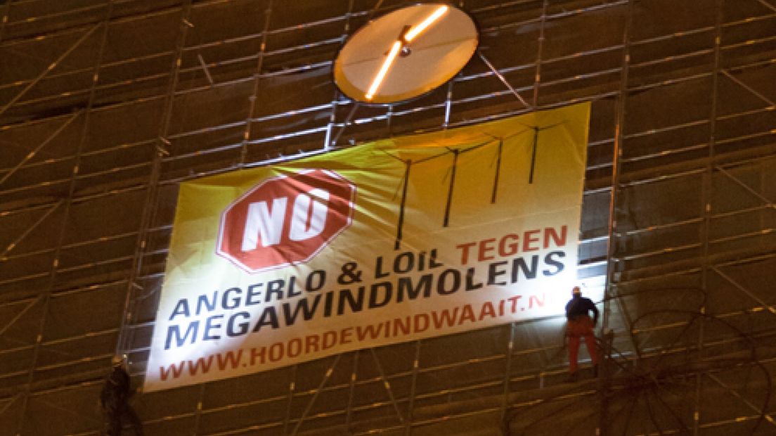 Spandoek tegen windmolens op Eusebiuskerk in Arnhem