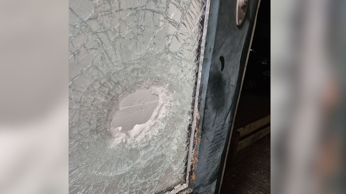 Kind krijgt glas in gezicht door explosief bij voordeur