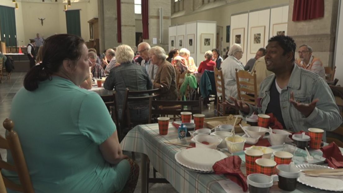 Een lunch voor iedereen in de Walburgiskerk. In het kader van het Jaar van de Barmhartigheid konden mensen vandaag gratis samen eten in de kerk in Arnhem.