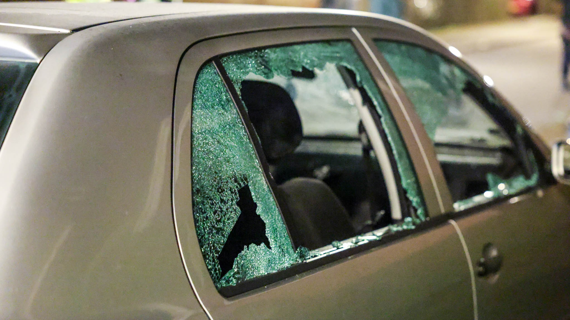 Man gaat door het lint en slaat autoruiten in met honkbalknuppel