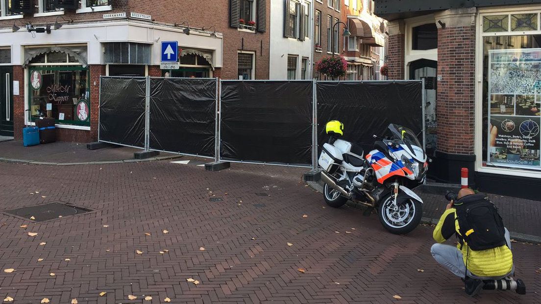 De Breestraat Delft afgesloten voor onderzoek nadat de politie op een verdacht persoon schoot