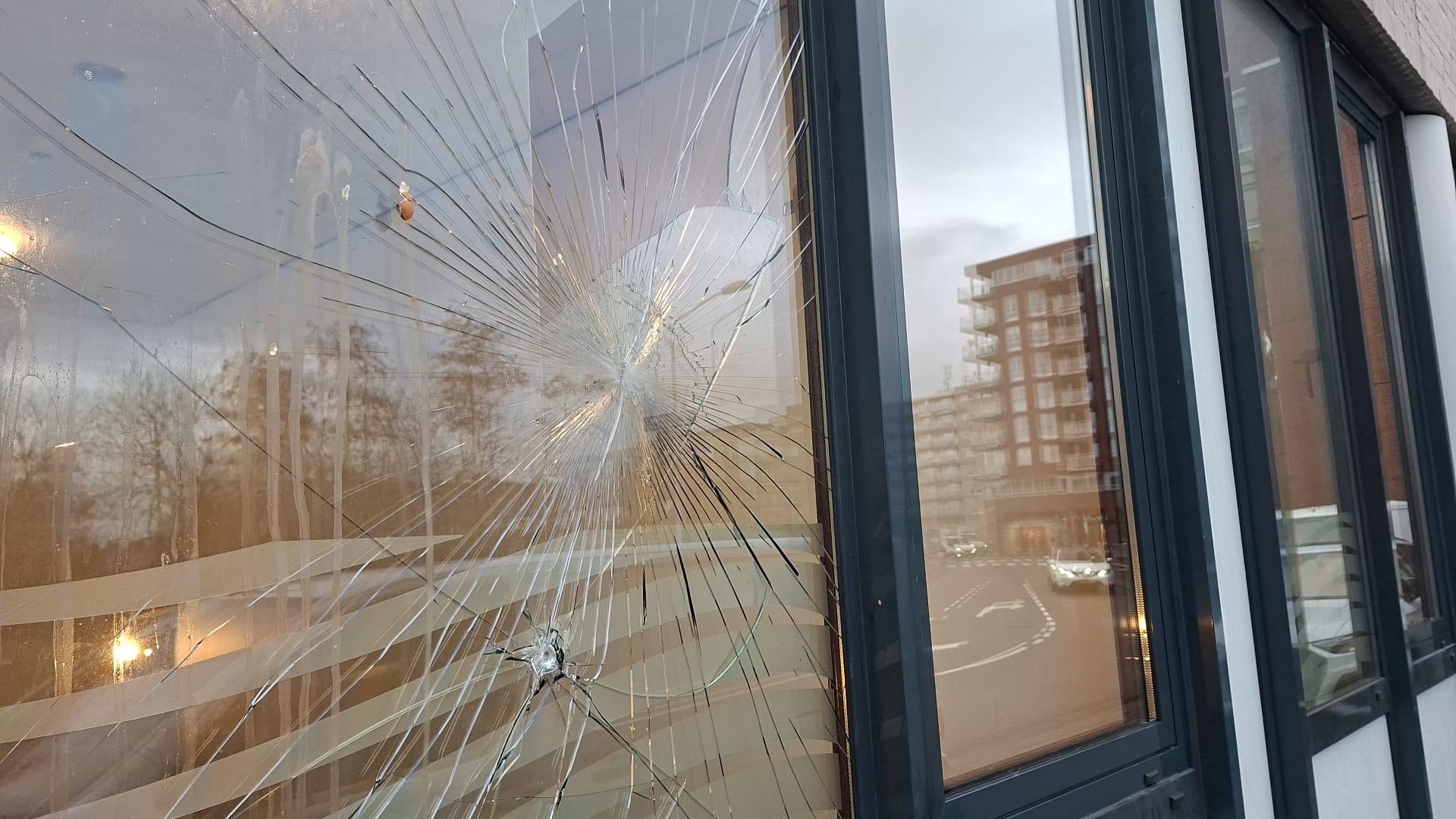 Een kapot raam in Papendrecht