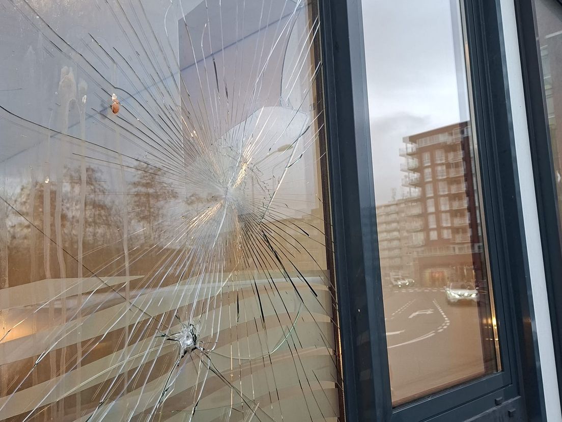 Een kapot raam in Papendrecht