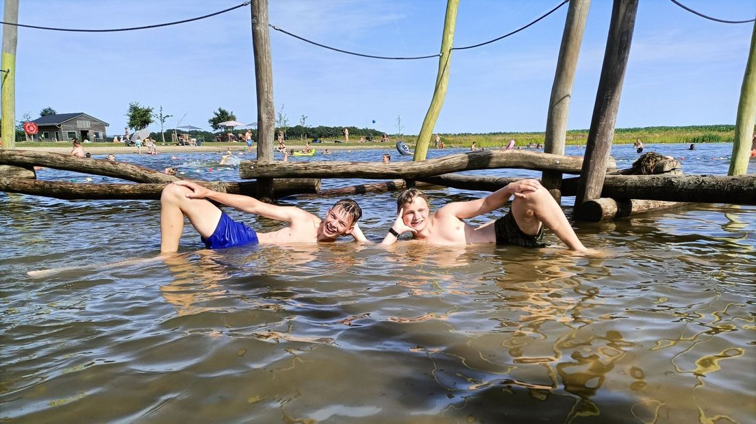 Onze puber Dries en vriend chillend in het Brabantse water. 'Ze zijn net zeesterren,' zegt moeder Esther uit Delft