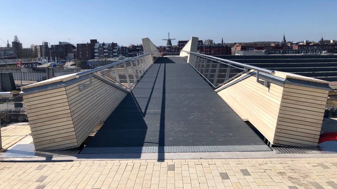 Zicht op Delfzijl, vanaf het vernieuwde strand