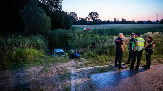 Na Oranje-duel zien voorbijgangers auto in de sloot