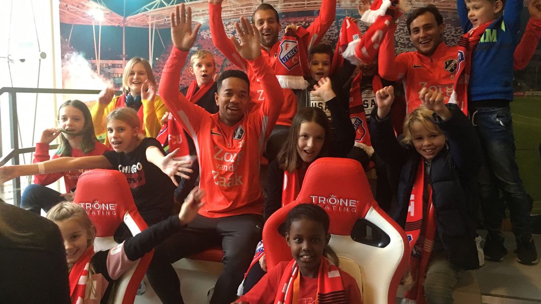 FC Utrechtspelers openen skybox in het WKZ.