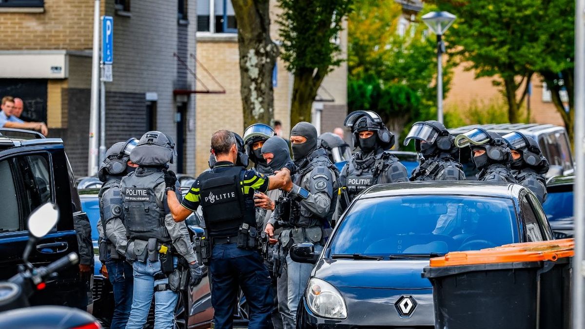 Politie met kogelwerende vesten in Enschede vanwege conflict met vuurwapen