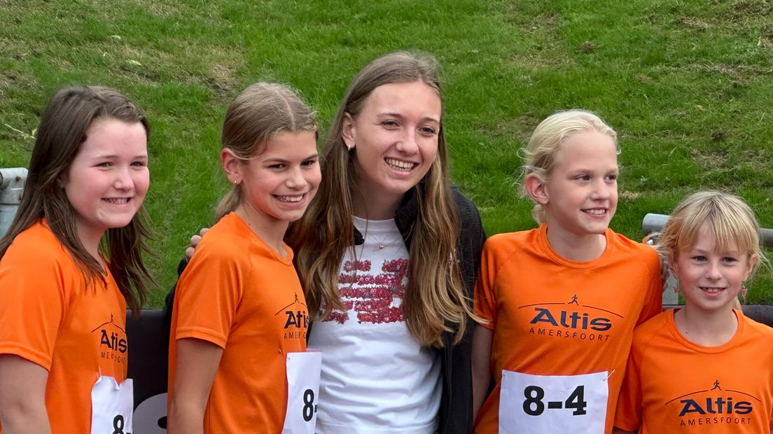 Femke Bol en leden van Altis