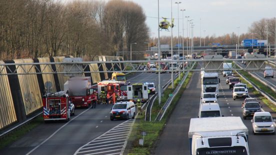 Bestuurder bekneld na aanrijding, snelweg tot na avondspits dicht. Bestuurder bekneld na aanrijding, snelweg tot na avondspits dicht.