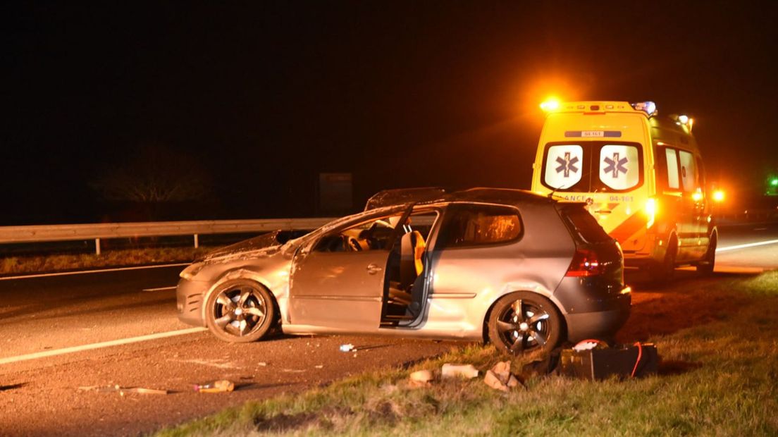 Automobilist slaat met zijn auto over de kop op A32 bij Steenwijk