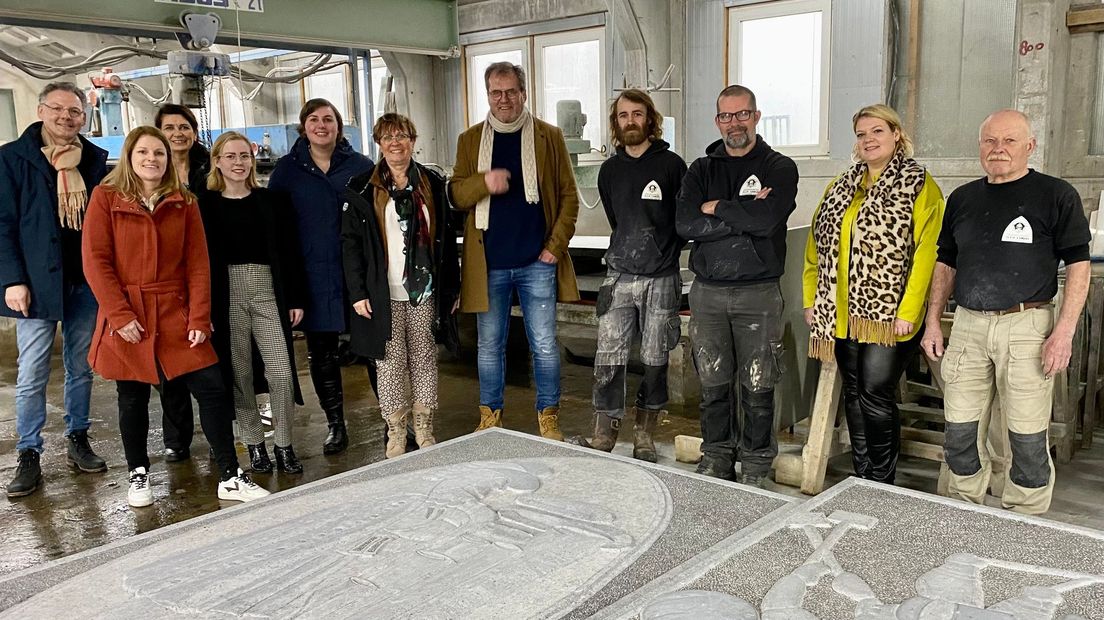 Delegatie van gemeente Coevorden bezoekt steenhouwerij in Deventer