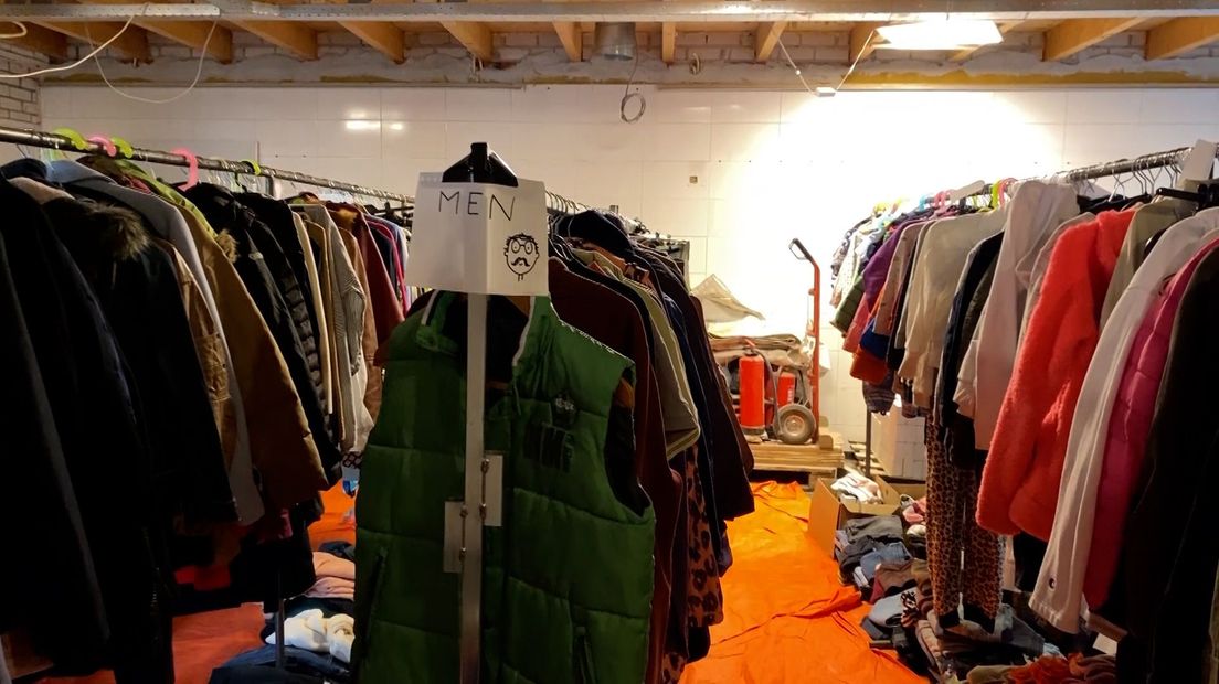De kleding is gedoneerd door vrijwilligers.