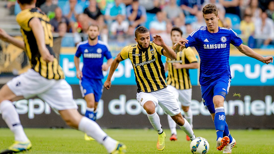 Van Ginkel (rechts) met Chelsea in actie tegen zijn oude club Vitesse.