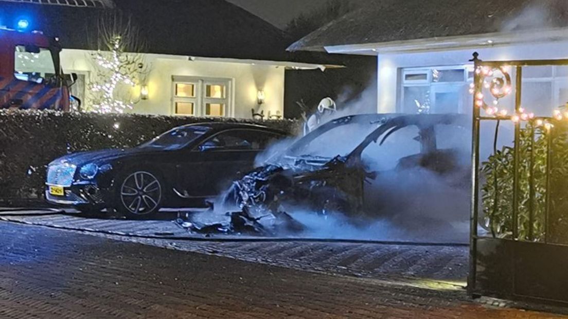 Bij de vrijstaande woningen in Apeldoorn waar dinsdagochtend een Ferrari en een Mercedes in vlammen opgingen, stond begin december ook al een peperdure auto in brand. Het ging toen om een Porsche. Een Bentley, die ernaast stond, raakte beschadigd.