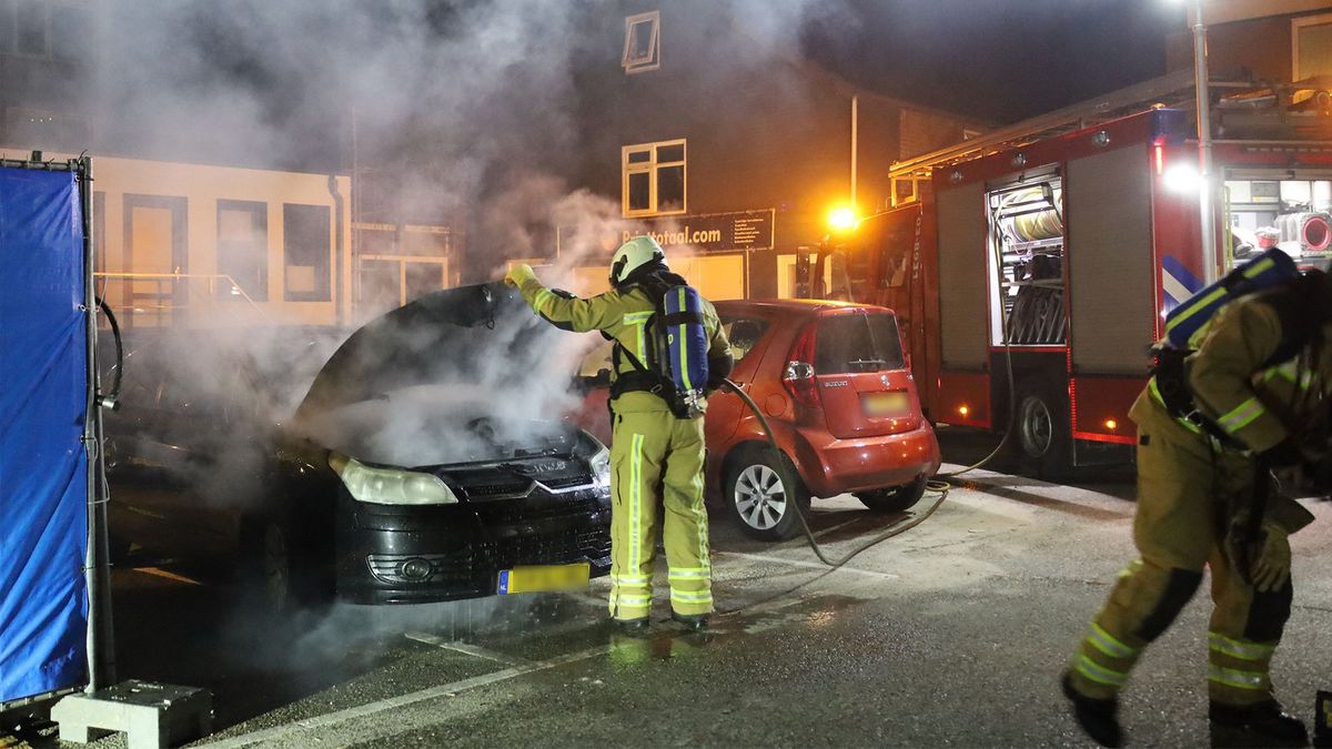 Auto vliegt in brand in Hoogeveen RTV Drenthe